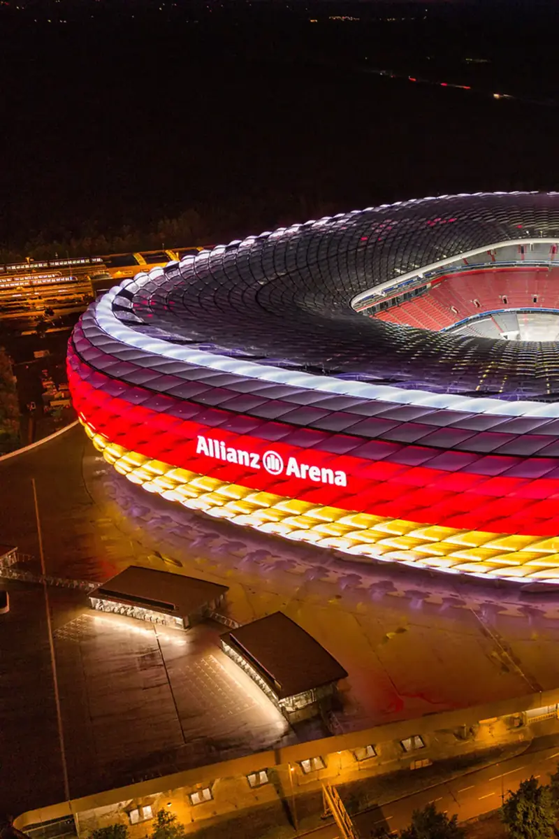 Allianz Arena iluminada de noche